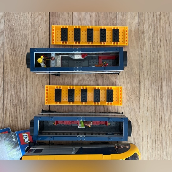 LEGO CITY 🧱🚄 RETIRED Passenger Train Lego 61097 - Picture 9 of 10